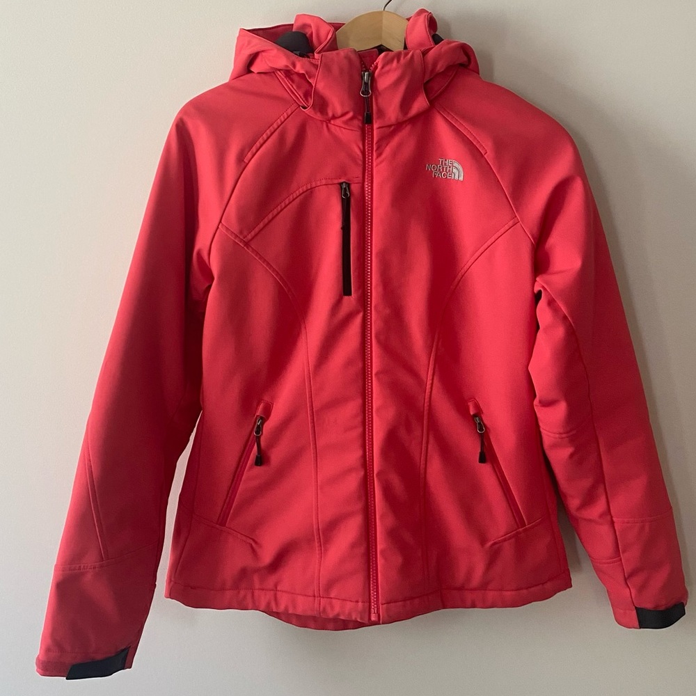 The North Face Women’s Peach/Pink Insulated Winter Jacket. Size medium
